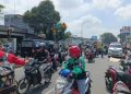 Suasana kecelakaan di dekat RS An Nisa, Kota Tangerang, dengan kerumunan warga menyaksikan insiden tragis yang melibatkan seorang balita dan mobil boks