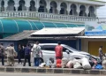 Tumpukan sampah terlihat di tengah separator Jalan Raya Serpong, Tangerang Selatan