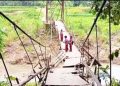 Siswa SD melintas di jembatan gantung yang nyaris ambruk di Desa Nanggala, Kecamatan Cikeusik, Kabupaten Pandeglang